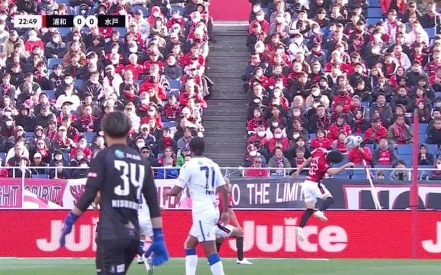 「見逃しやば」「普通にPK」浦和MFの“ハンド疑惑”にネット物議「なんで流されてんの？」元日本代表は“風の影響”を示唆