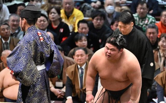 師匠の伊勢ケ浜親方から暴力行為を受けた伯乃富士は初日黒星　先場所痛めた左足を気にする場面も