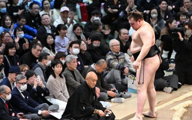 安青錦が綱とりに向けて初日白星発進　相手変化にも動じずの完勝に「落ち着いている」と元若乃花