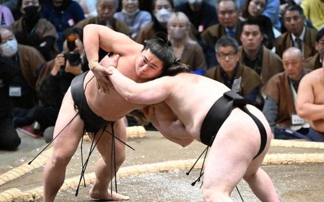 安青錦「頭より体がしっかり対応」大横綱を意識した新しい「締め込み」で綱とりへ白星発進