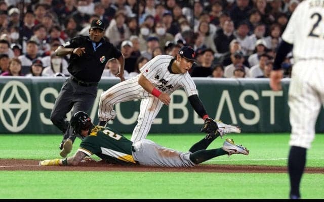 【WBC】侍がミスで先制点献上…オーストラリア三盗で若月の送球がそれ、岡本が捕球できず