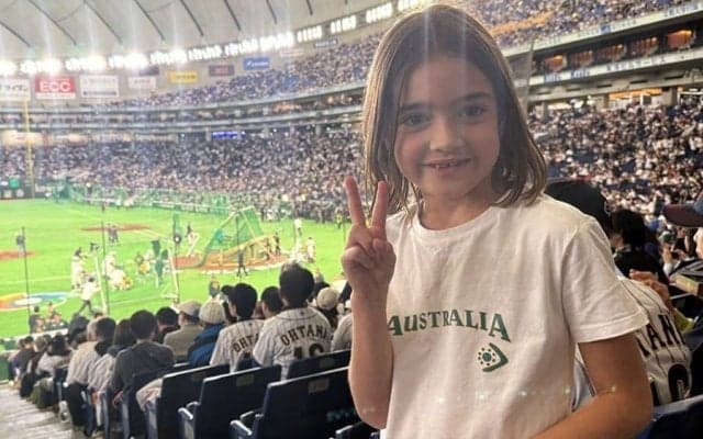 「レッツゴー、ダディー！」で話題の少女が再来日　豪州代表の愛娘、6歳で東京ドームに帰還