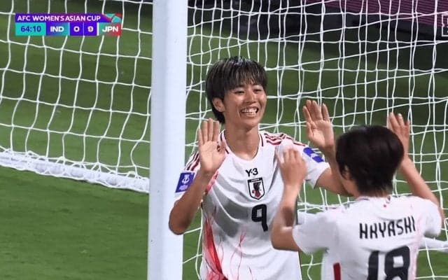 「侍ジャパンより点取ってる！」“頭利き”のなでしこFW、豪快ダイビングヘッド炸裂「マジでかっこいい」20分間でハットトリック【女子アジアカップ】
