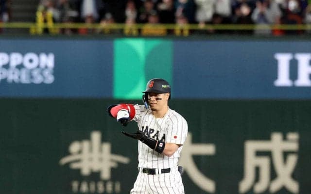 【WBC】代打の佐藤輝明が貴重な適時二塁打！お茶たてポーズも　天覧試合で大会初安打＆初打点
