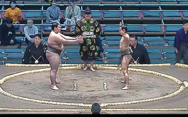 「肋骨が浮き出て…」「私より軽い力士きた」62キロ小兵に驚きの声 体重2倍超の巨漢を豪快になぎ倒して館内喝采