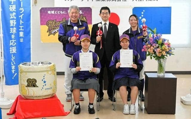 女子野球と仕事、両立を　広島の工場で「アスリート社員」の内定式