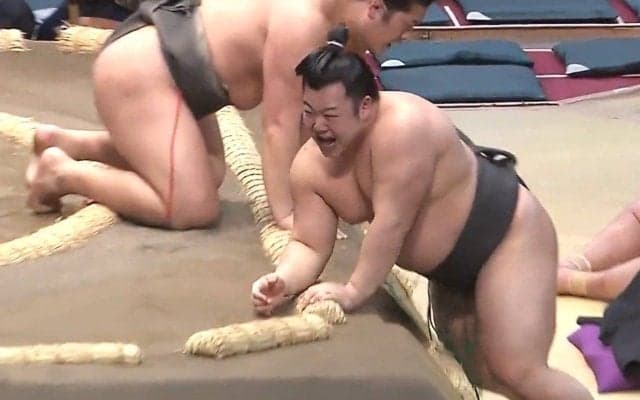 「笑っちゃってるじゃん」土俵際で何が？ 敗れた力士の“敵ながらあっぱれ”な表情が話題 逆転劇での一コマ