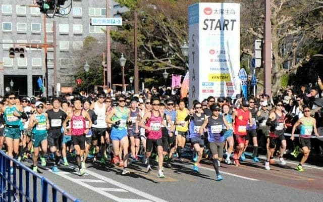 早春の駿河路　1.2万人が力走　静岡マラソン　青学の選手も招待