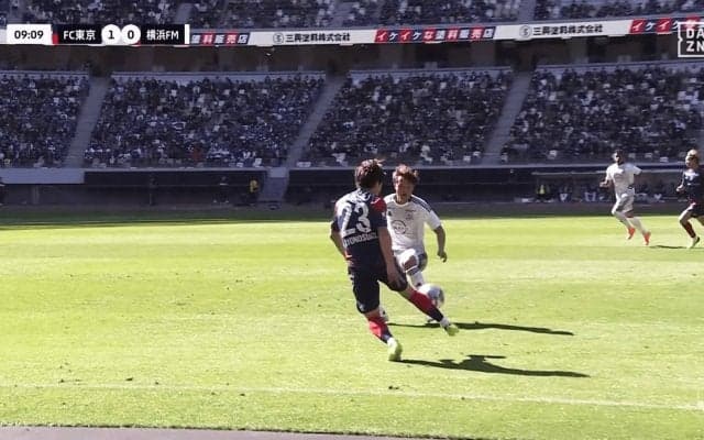 「うっま」19歳日本代表MFの高速“空中ターン”に衝撃！佐藤龍之介が胸トラップ→爆走ドリブルにファン「大好きすぎる」