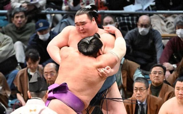 尊富士が今場所初白星　相手・白熊の腹部にくっきり手形　伊勢ケ浜親方の「何のために…」に奮起