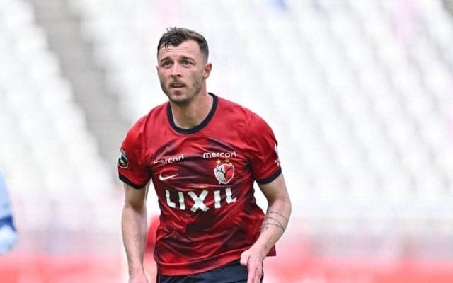 ｢素敵｣｢ジェントルマン！｣鹿島のクラブハウスに現れた外国人FWの“優しさ”が話題！ 花束サプライズに｢スタッフになりたい｣｢そういうところも大好きです｣