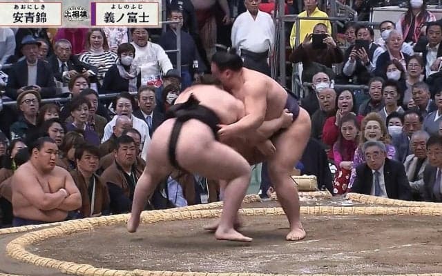 「絶対に探すなよ」釘を刺すも相撲中継で即座に“顔バレ”の大物著名人「探すな探すな詐欺笑」「写っとるやん」ファン総ツッコミ