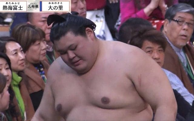 「ブチギレてるやん」「凄い顔しとる」横綱・大の里、よもやの連敗 カメラが捉えた二所ノ関親方“鬼の形相”にファン恐々