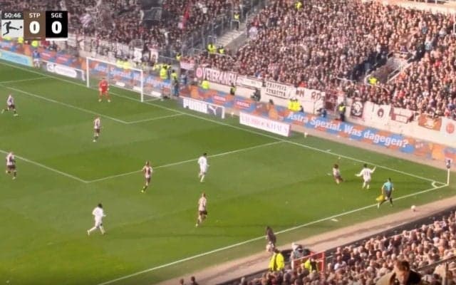 「どんだけ走るん？」安藤智哉、爆速スライディング→ボール奪取の瞬間「ゴツすぎる」トップスピードで的確カバー＆ファウルを誘う好守備