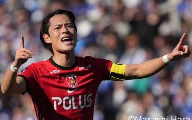 プレゼントはヴァンクリ!? 浦和MF渡邊凌磨の元おはガール妻、結婚1周年ラブラブ投稿にファン悶絶｢美男美女すぎ！｣