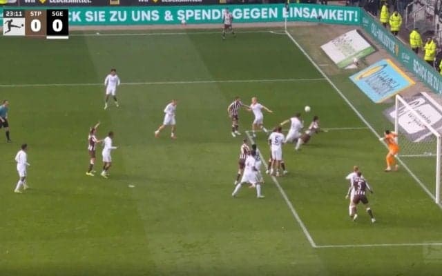 「首がおかしい！」安藤智哉、神業すぎる“スーパープレー”炸裂「体どうなってる？」驚異の“バックヘッドパス”にファン騒然