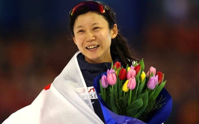 日の丸を肩にお辞儀…引退・高木美帆が表現した“敬意” ISUが注目「この先も忘れません」ラストレースで銅