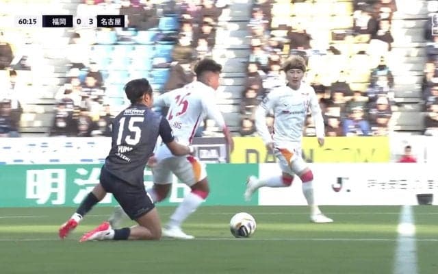 「バケモン過ぎる」名古屋FW、相手DFを引きずりながら走る衝撃のゴリゴリ“重戦車”ドリブル！「体幹鬼だろ」「辻岡膝移動してるやん」