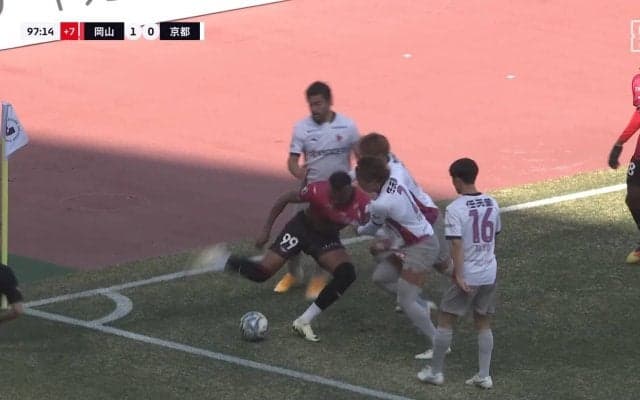 「ソロ鹿島るで声出た」重戦車ルカオ、4人相手のスーパー“ボールキープ”が話題「強すぎておもろい」「どうやったらボール取れるの」