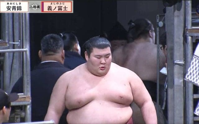 安青錦、黒星直後に花道奥で驚きの光景 「ひょっこりあたみんw」「すごい勢いでログインw」ファン注目の一コマ