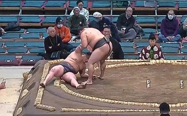 一体、何が起こった？ 突如崩れ落ちる力士に館内ざわめき「大丈夫？」「こわいな」