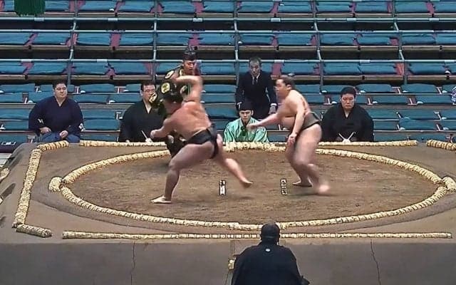 たった“一撃”で…力士が土俵の反対側に吹っ飛ぶ光景に館内どよめき「吹っ飛んだ」「反対側まで」