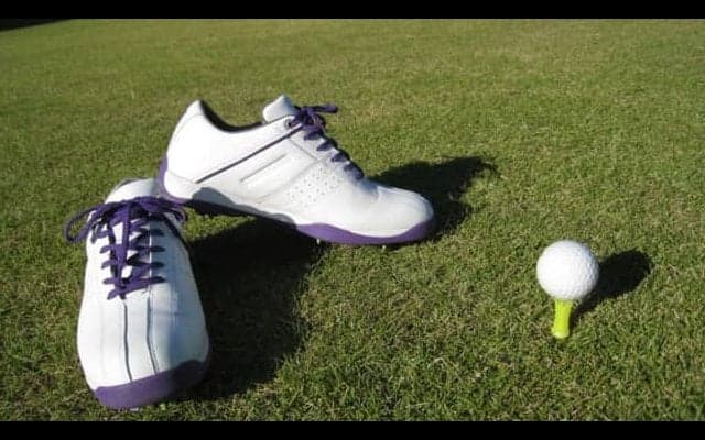 ラウンドは普通のスニーカーでOK？ゴルフ場でのゴルフシューズの必要性について説明します