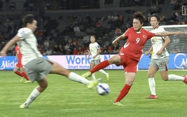 「スタッドが見えてるぞ！」北朝鮮女子MFの“足裏タックル”が膝直撃…中国ファンが憤慨「恐ろしい」「レッドカードだろ」【女子アジアカップ】