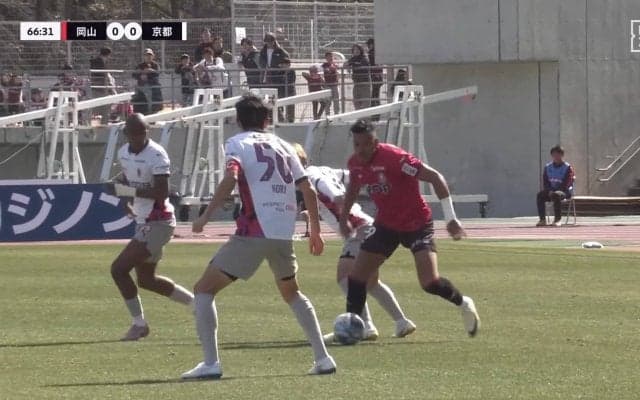 「アメフト過ぎる」重戦車ルカオ、相手2人を背負い躱し3人目も吹っ飛ばす“猛突ドリブル”にスタジアム騒然「何人ならボール取れるんよ」