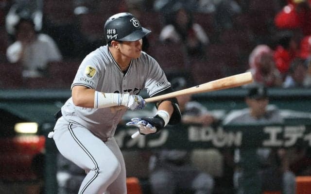 【巨人】石塚裕惺がソフトバンク東浜から右前へ先制適時打を放つ