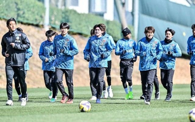 ｢雪積もっちょる…｣｢ガチ雪すぎる！｣J1川崎の練習場が思わぬ事態に!? 麻生グラウンドの3月まさかの雪景色に｢びっくり｣｢え？そんなに降ってるの？｣と驚きの声続々