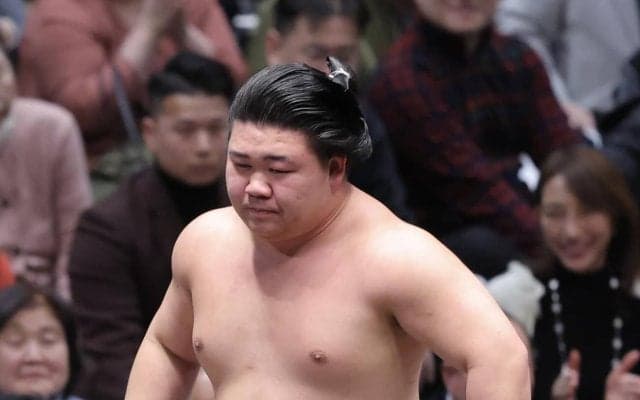 藤ノ川が大の里を破って初金星！父の甲山親方も果たせなかった横綱撃破で大の里に強烈“恩返し”