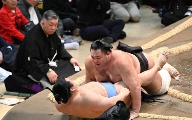 翔猿ガムシャラ　朝乃山の勇み足で初日「足が出たなと思ったが、勝ちかどうかわからなかった」