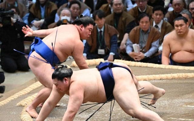 藤ノ川の父・甲山親方は金星に「よっしゃ！」　ビデオ室で見届け手をたたいて歓喜