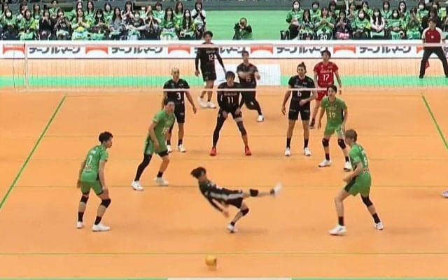 男子バレー、リベロを襲った“おかしな”軌道のサーブ「最後の最後でボールが向かってくる」識者も驚嘆