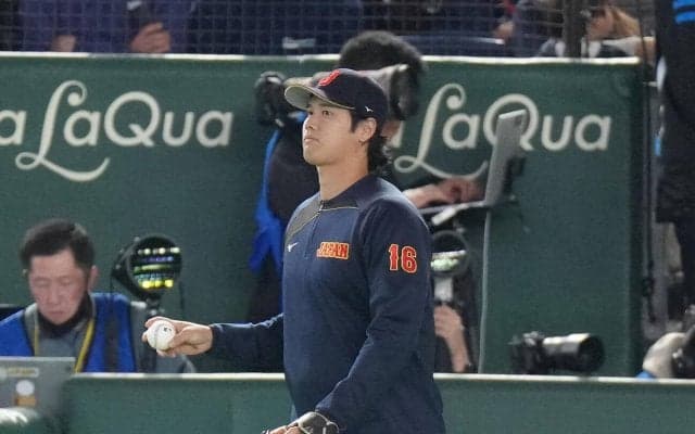 【WBC】大谷翔平が試合中も“神対応”外野とキャッチボール→ボール客席へ投げ込み