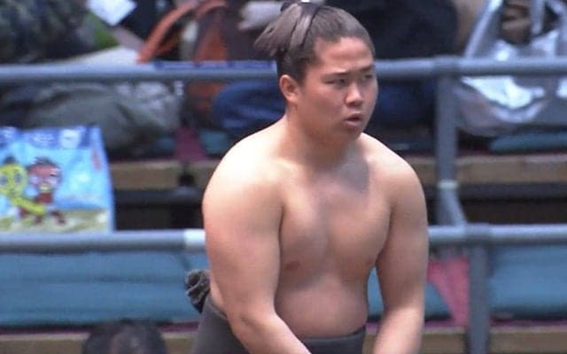 「脚、太くね？」「筋肉ヤバ」17歳小兵力士、脚の付け根がエグい太さ “意外”な極太脚に騒然