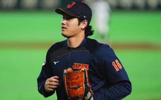 大谷翔平、ベンチスタートもファンに神対応　イニング間に登場→ボール投げ入れ、スタンド大歓声