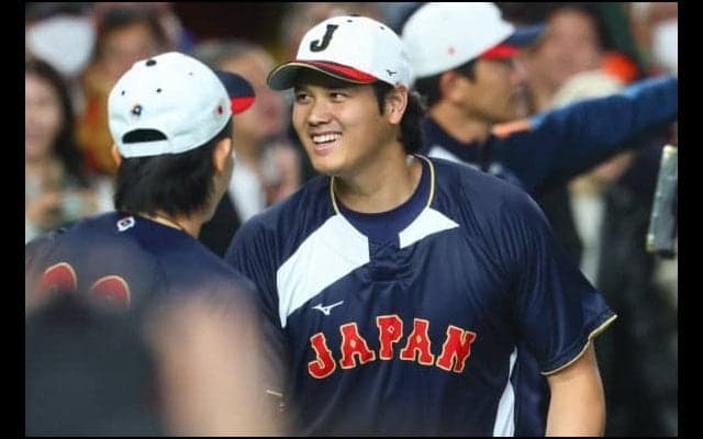 大谷翔平、“東京タワー付近”に出没？　デコピンと夜の散歩、お腹丸出しショットも公開