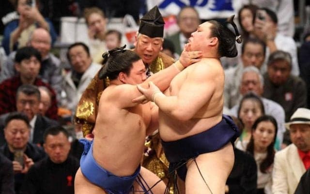 藤ノ川初金星　横綱初挑戦で２１歳若武者が大仕事！“父・甲山親方超え”果たし「うれしい」