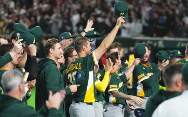 ベンチで溢れた涙…無慈悲すぎた豪州代表の結末　絶対優位が崩れるも、貫いた“グッドルーザー”