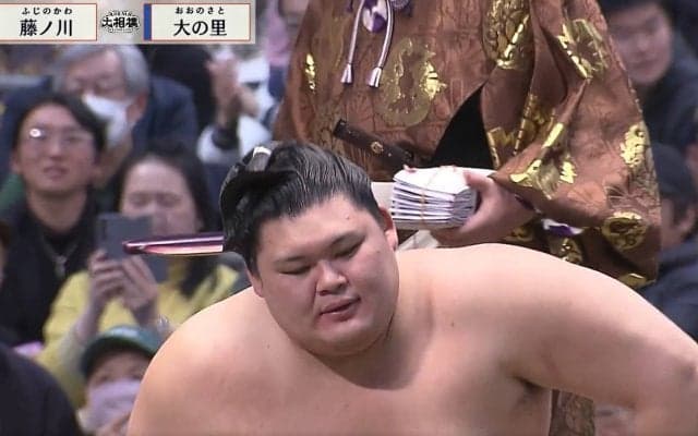 腹から落ちた大の里、辛くも残った豊昇龍 明暗“くっきり”両横綱の差は「精神状態」か 識者は大の里の“異変”も指摘