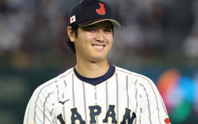 「早速付けてるのかわよ」マイアミへ向かう侍ナインへ…「大谷さんからのプレゼント？」ファンもざわつく【WBC】