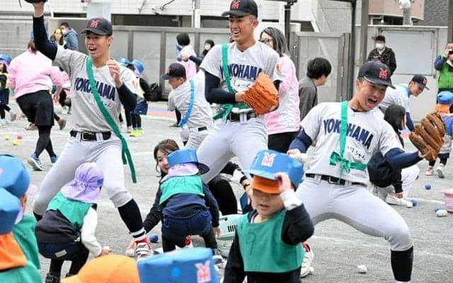 「優勝してくるよ」　選抜控えた横浜高校、園児と交流