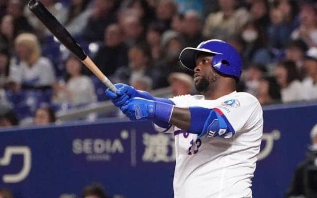 「サトテルより飛距離すげえ」「本塁打は正義」中日新助っ人が特大の“本拠地1号”　飛距離135m…左翼手は棒立ち