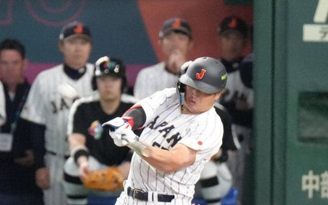 【WBC】村上宗隆が大谷翔平＆鈴木誠也のお宝２ショット公開　チャーター機内の睡眠シーンも