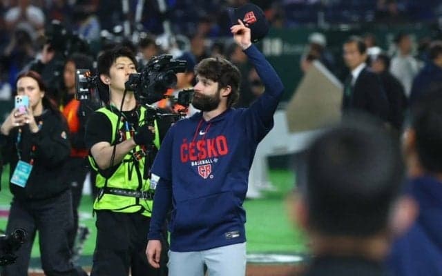 東京D総立ちの中…引退のチェコ右腕に駆け寄った2人の侍　3年前からの絆、綴った“敬意”