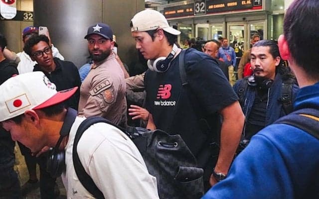 侍ジャパンが決戦の地・マイアミへ到着　大谷は黒T、選手バスを白バイ5台が警備…未明の厳戒態勢