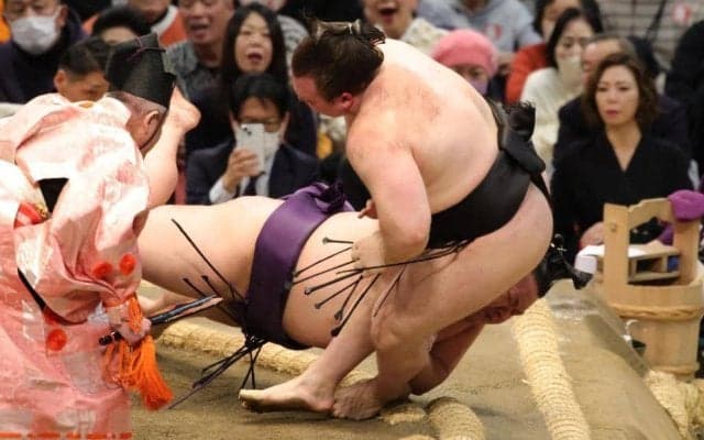 波乱の４日目　横綱、大関がまさかの総崩れ　綱とり安青錦が痛恨２敗目　美ノ海に寄り倒されて苦杯　綱とり黄信号　横綱豊昇龍、大関琴桜にも土で館内騒然