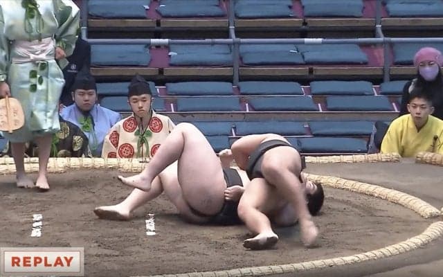 前相撲で館内どよめく「いきなり大技」 発生割合0.01％の決まり手に酷似で「居反り出るのすごい」「こんなところでレアな技」反響相次ぐ